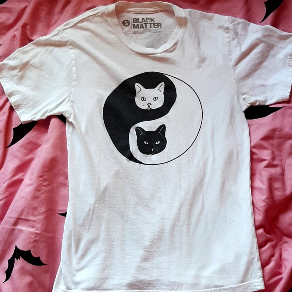 Hot topic yin yang cat tshirt small